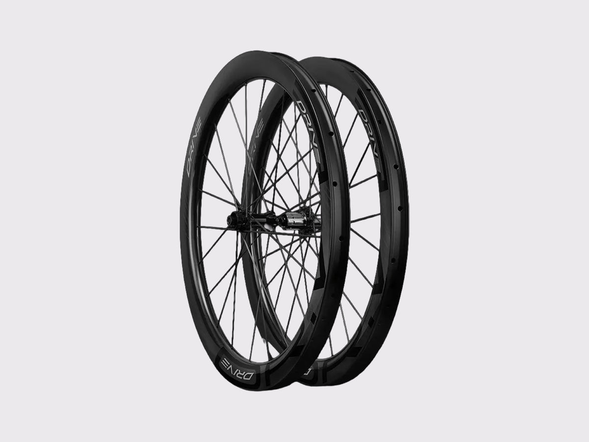 paire de roues elitewheels drive g50 cs. Roues de gravel en carbone avec rayons carbone et moyeux titane.