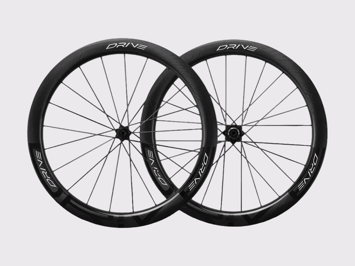 paire de roues elitewheels drive g50 cs. Roues de gravel en carbone avec rayons carbone et moyeux titane.