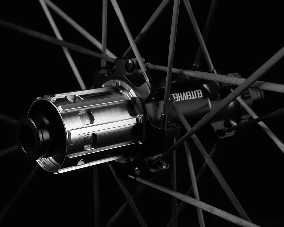 paire de roues elitewheels drive g50 cs. Roues de gravel en carbone avec rayons carbone et moyeux titane.
