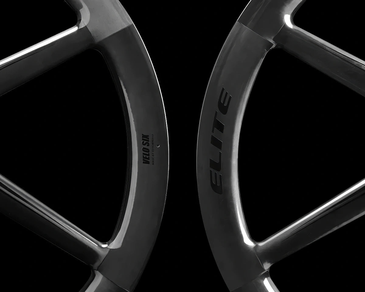 Détail de jante Elitewheels Velo Six II Disc en carbone, marquage Velo Six II et logo Elite