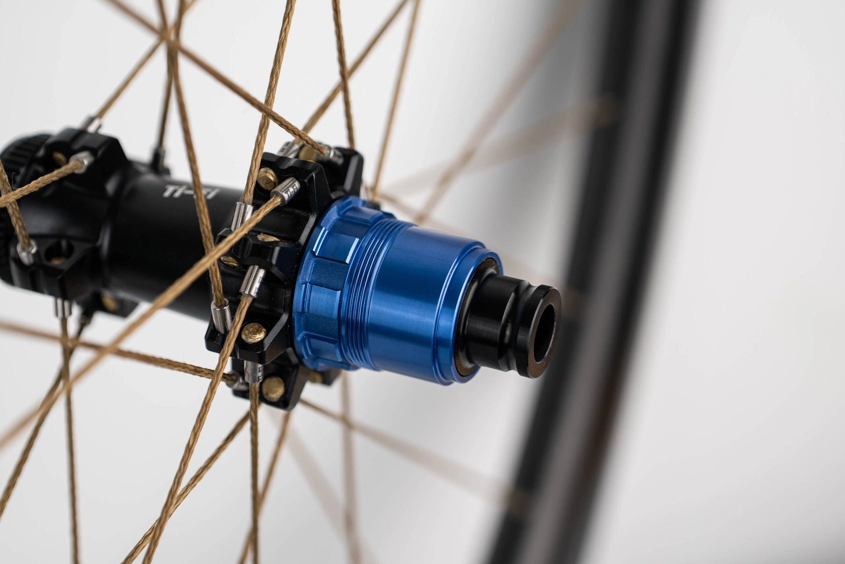 Roues de gravel Goosyn en carbon et rayons polymer (kevlar). Disponible chez CYKL