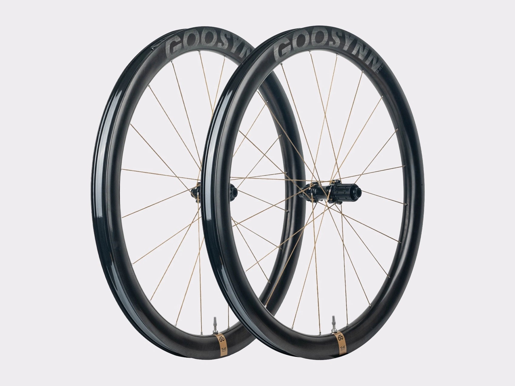 Roues de gravel Goosyn en carbon et rayons polymer (kevlar). Disponible chez CYKL