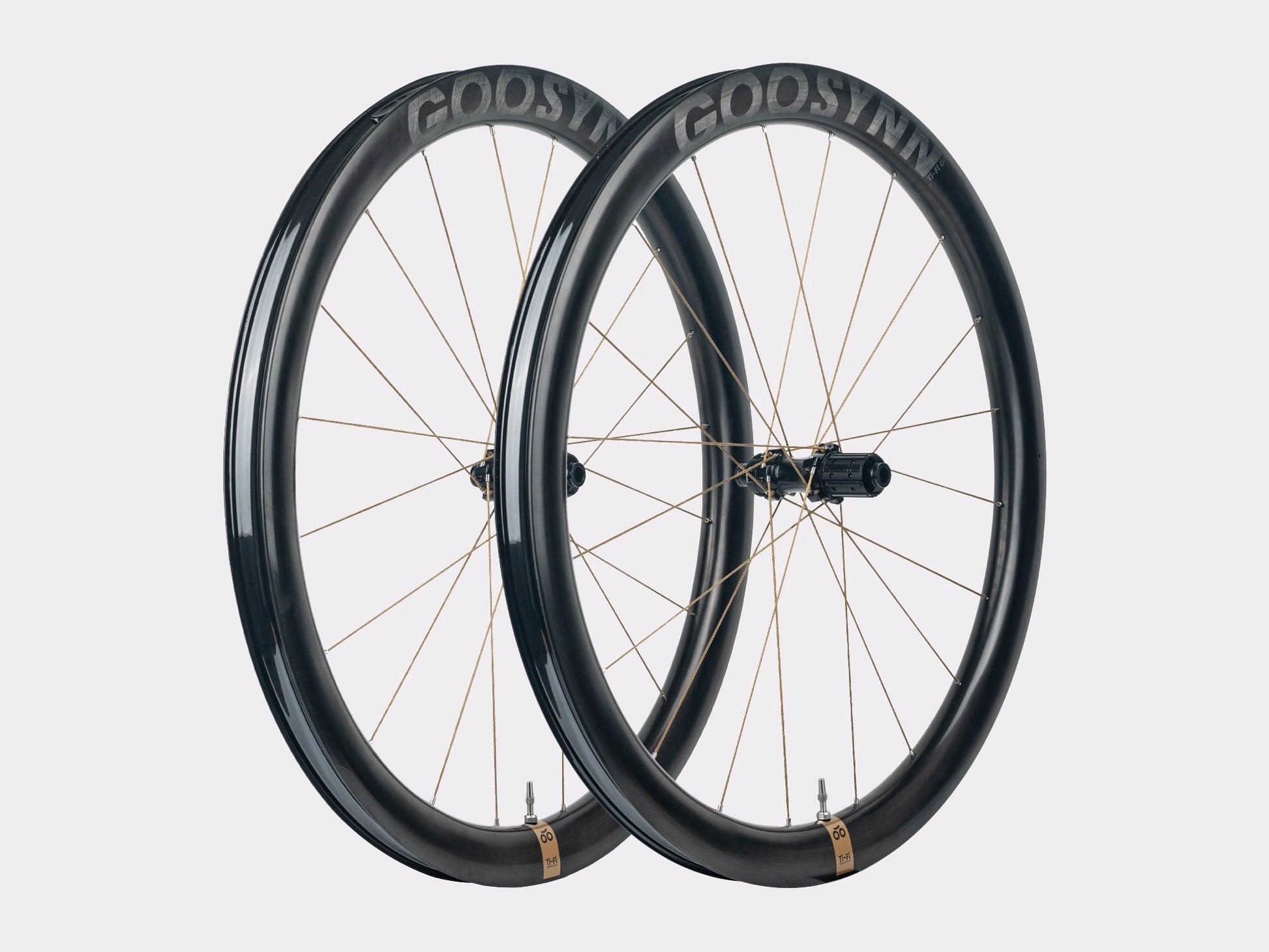 Roues de gravel Goosyn en carbon et rayons polymer (kevlar). Disponible chez CYKL