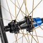 Roues de gravel Goosyn en carbon et rayons polymer (kevlar). Disponible chez CYKL
