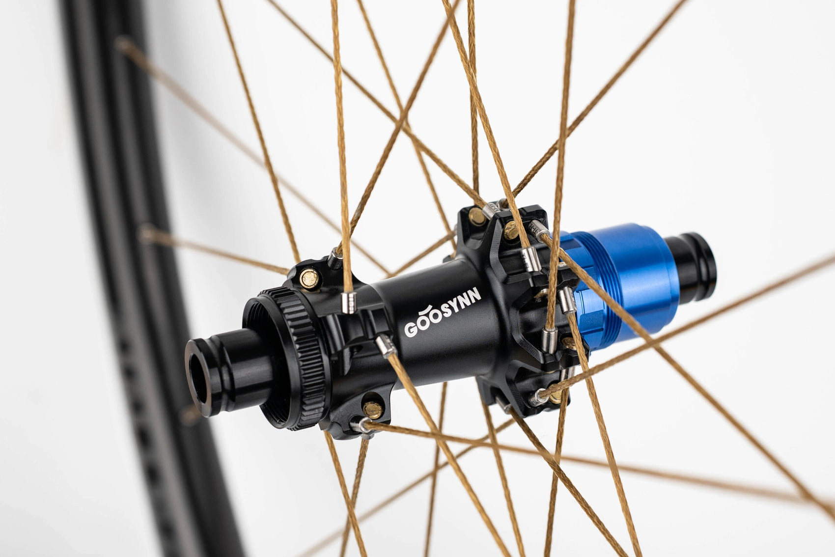 Roues de gravel Goosyn en carbon et rayons polymer (kevlar). Disponible chez CYKL