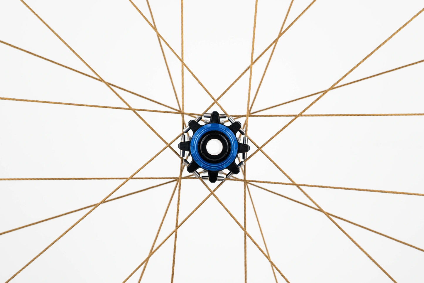 Roues de gravel Goosyn en carbon et rayons polymer (kevlar). Disponible chez CYKL