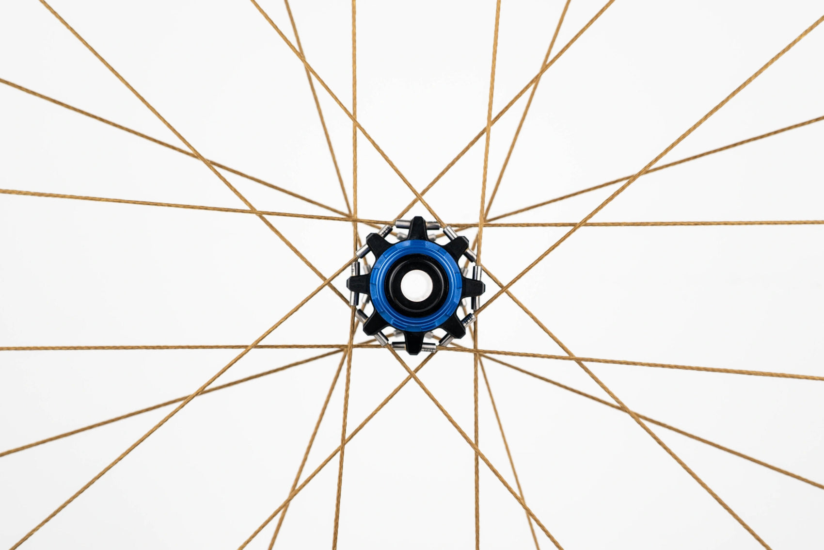Roues de gravel Goosyn en carbon et rayons polymer (kevlar). Disponible chez CYKL