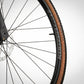 Vue détaillée du moyeu Koozer à système ratchet et rayons profilés montés sur une roue aluminium avec pneu Pirelli pour le gravel CYKL MONO.