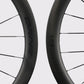 Gros plan jante carbone Elitewheels Drive SL 48D marquage noir et rayons carbone (Noir)