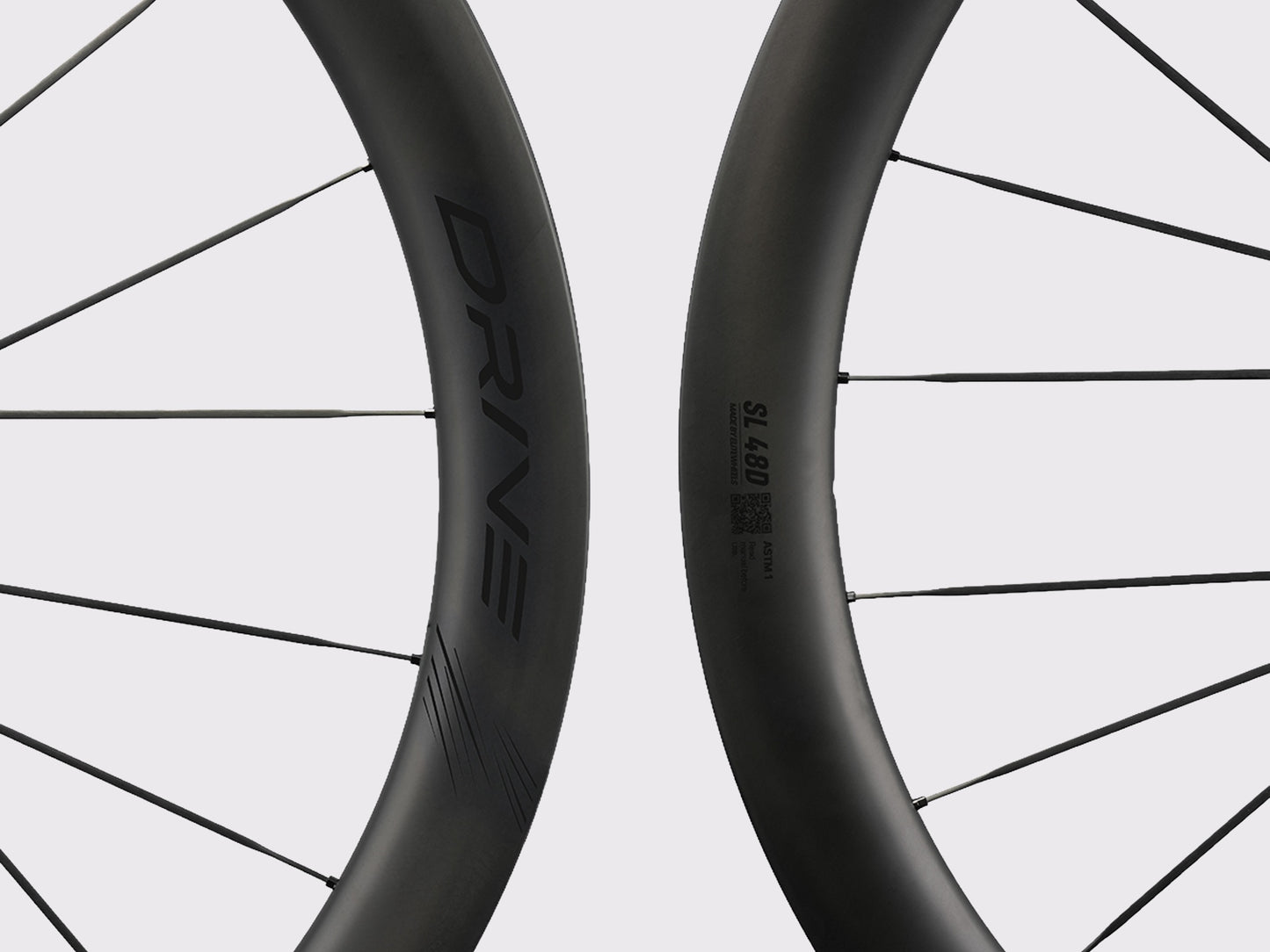 Gros plan jante carbone Elitewheels Drive SL 48D marquage noir et rayons carbone (Noir)