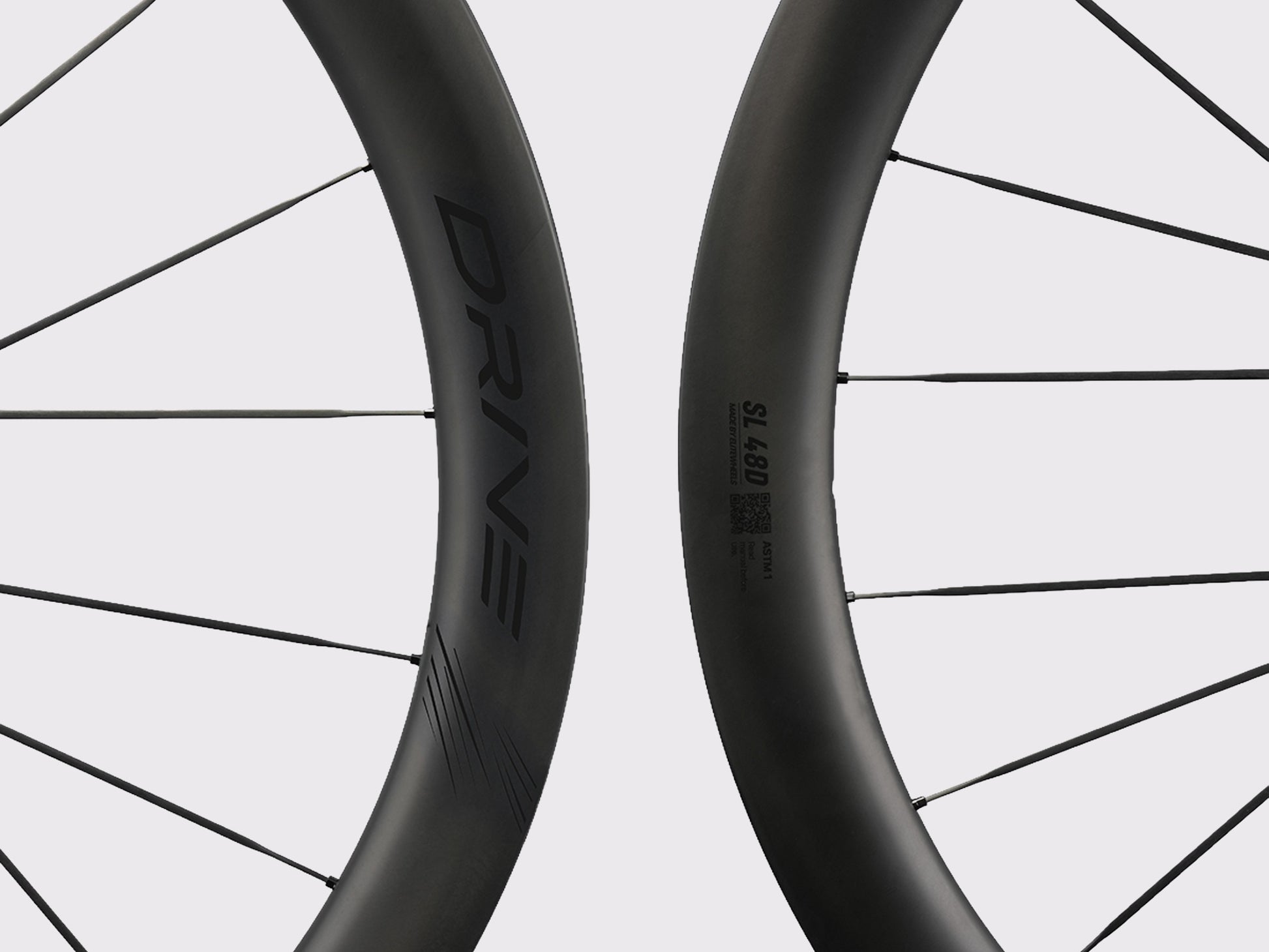Gros plan jante carbone Elitewheels Drive SL 48D marquage noir et rayons carbone (Noir)