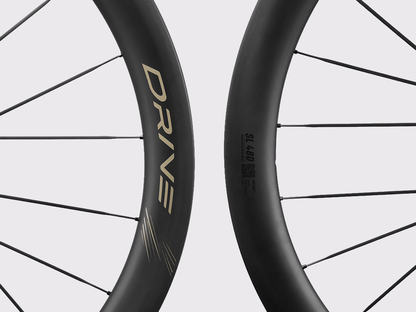 Gros plan jante carbone Elitewheels Drive SL 48D marquage or et rayons carbone (Or)