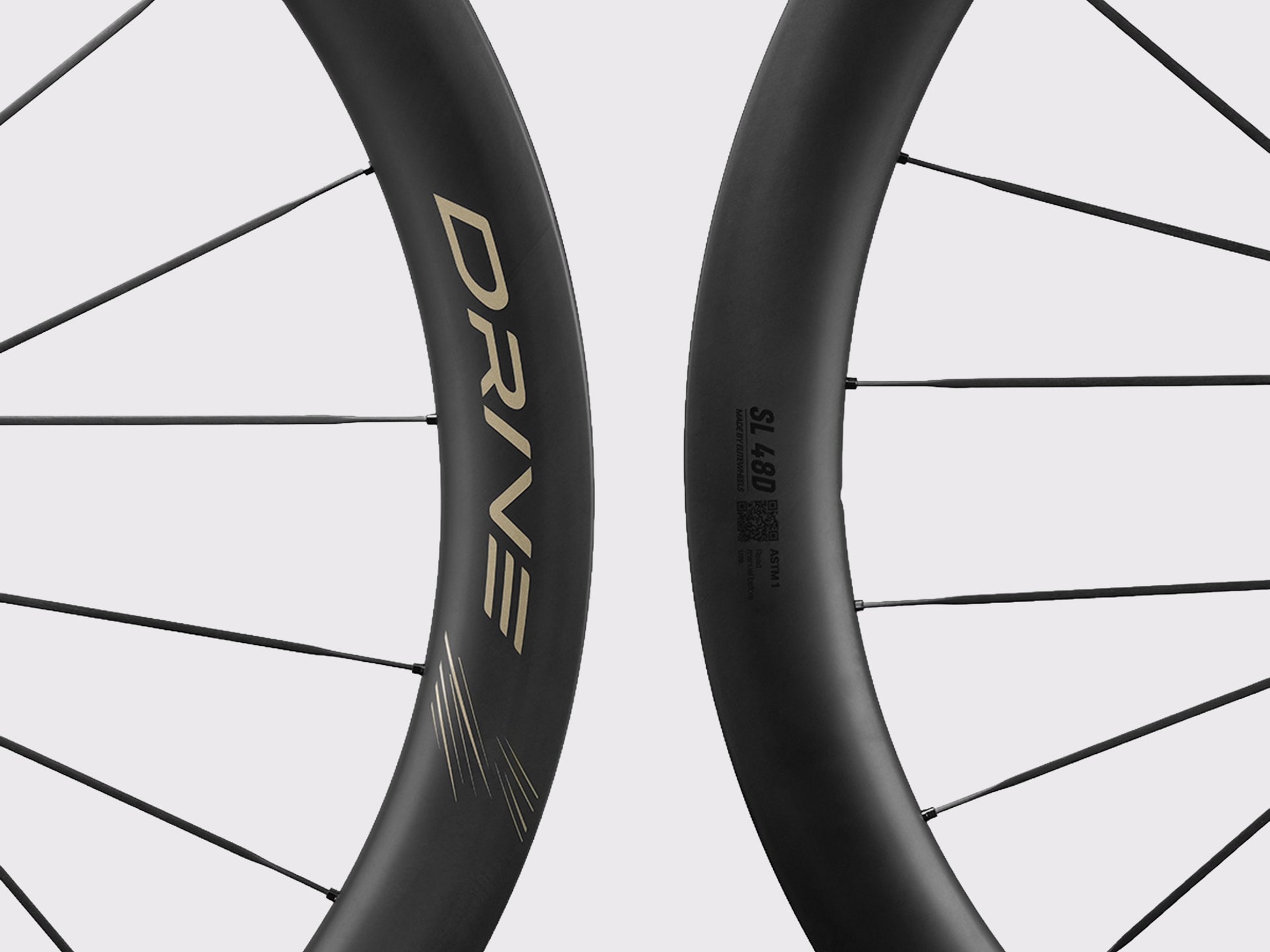 Gros plan jante carbone Elitewheels Drive SL 48D marquage or et rayons carbone (Or)