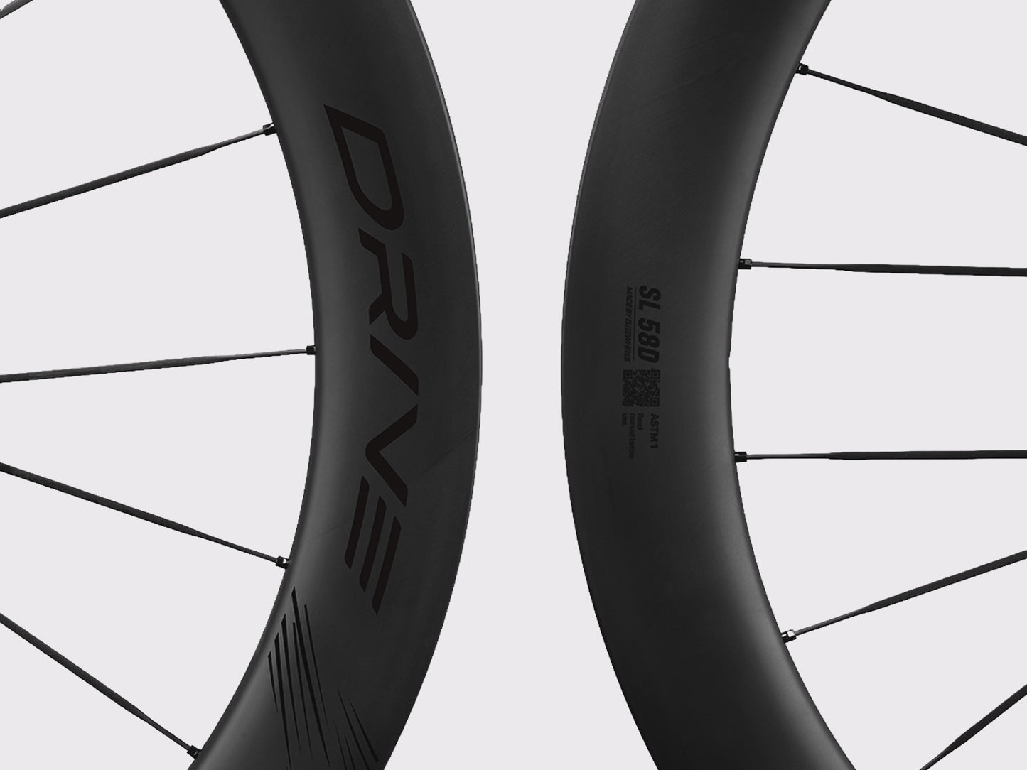 Gros plan jante carbone Elitewheels Drive SL 58D marquage noir et rayons carbone (Noir)