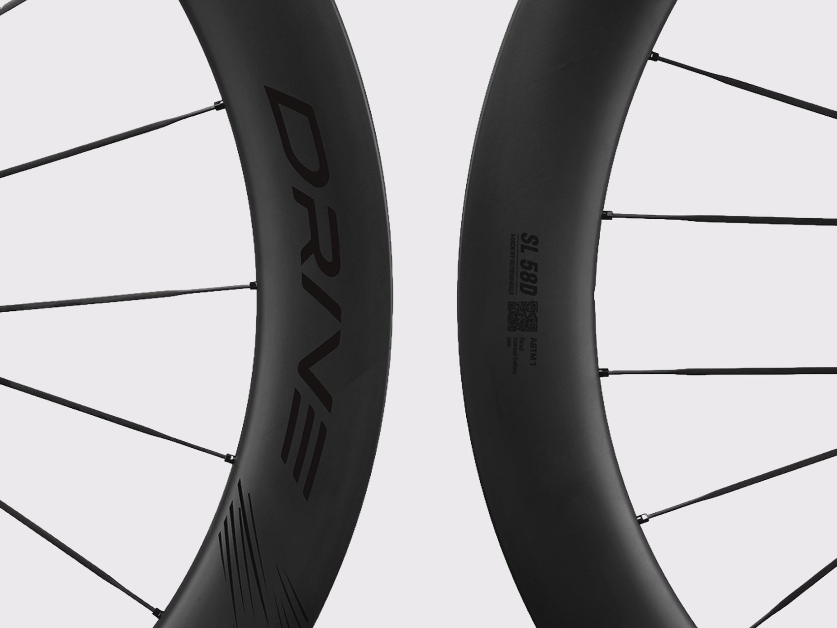 Gros plan jante carbone Elitewheels Drive SL 58D marquage noir et rayons carbone (Noir)