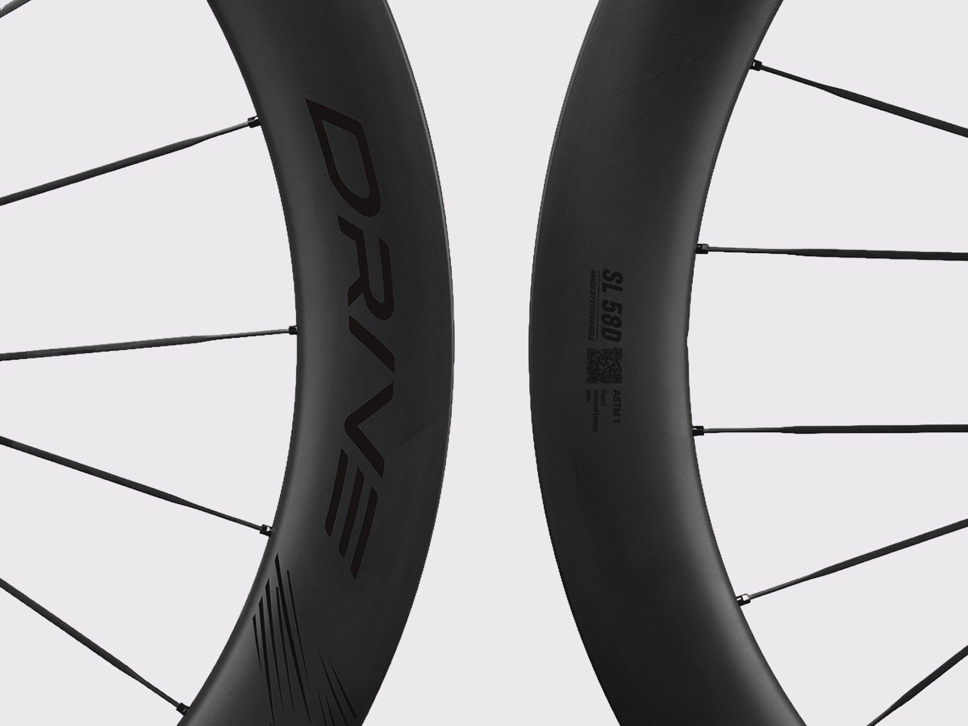 Gros plan jante carbone Elitewheels Drive SL 58D marquage noir et rayons carbone (Noir)