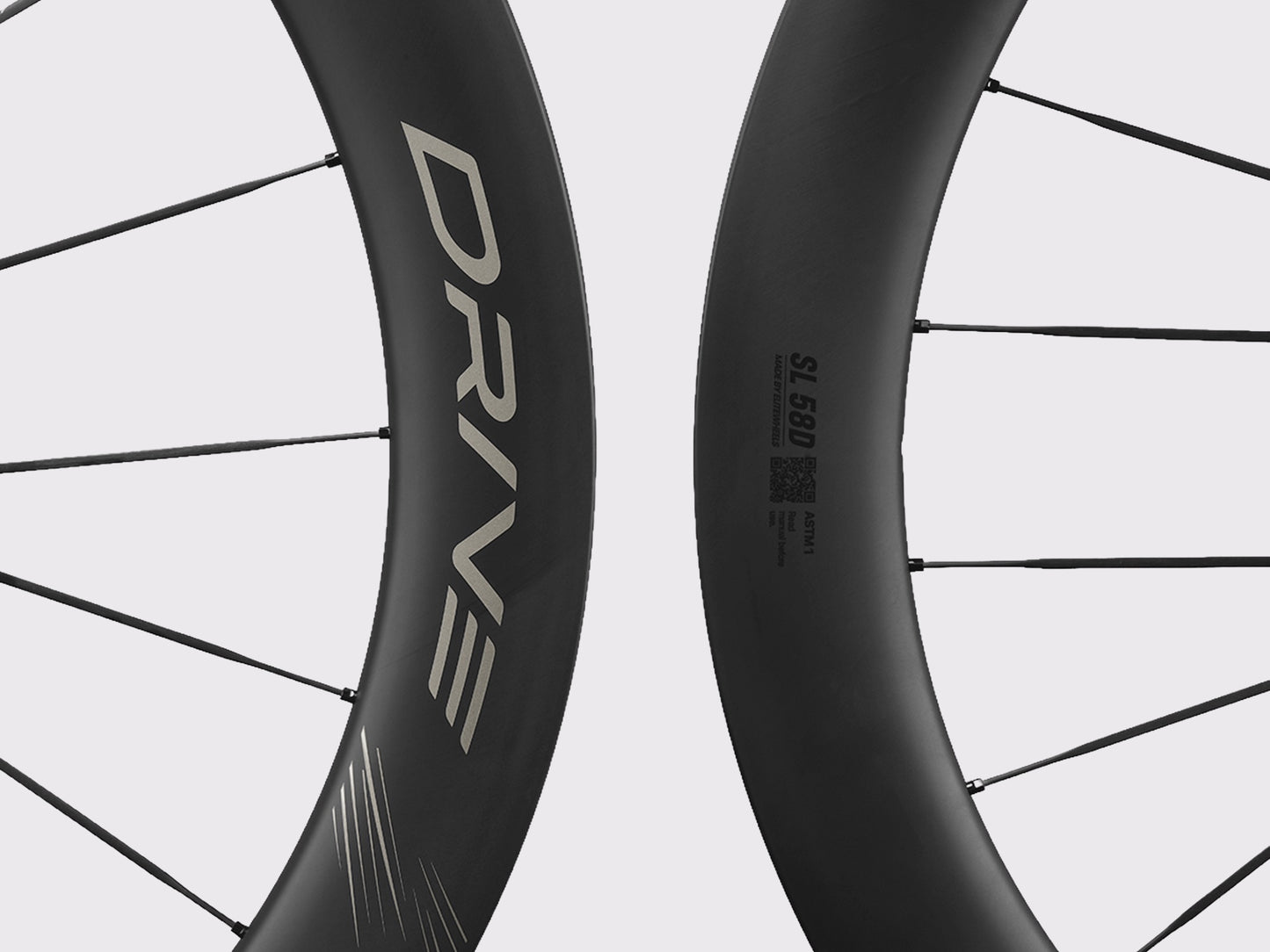 Gros plan jante carbone Elitewheels Drive SL 58D marquage or et rayons carbone (Or)