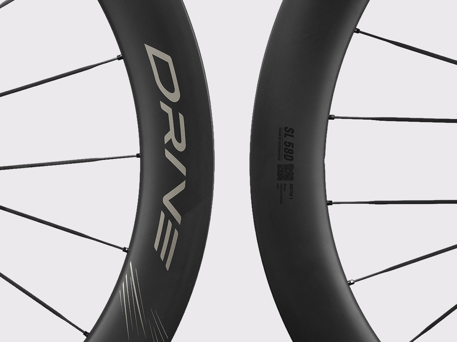 Gros plan jante carbone Elitewheels Drive SL 58D marquage or et rayons carbone (Or)