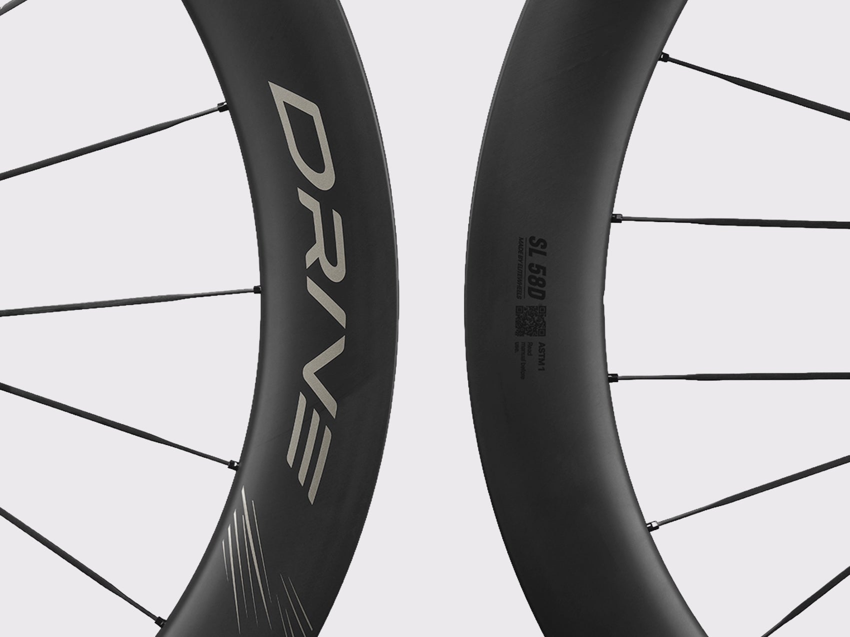 Gros plan jante carbone Elitewheels Drive SL 58D marquage or et rayons carbone (Or)