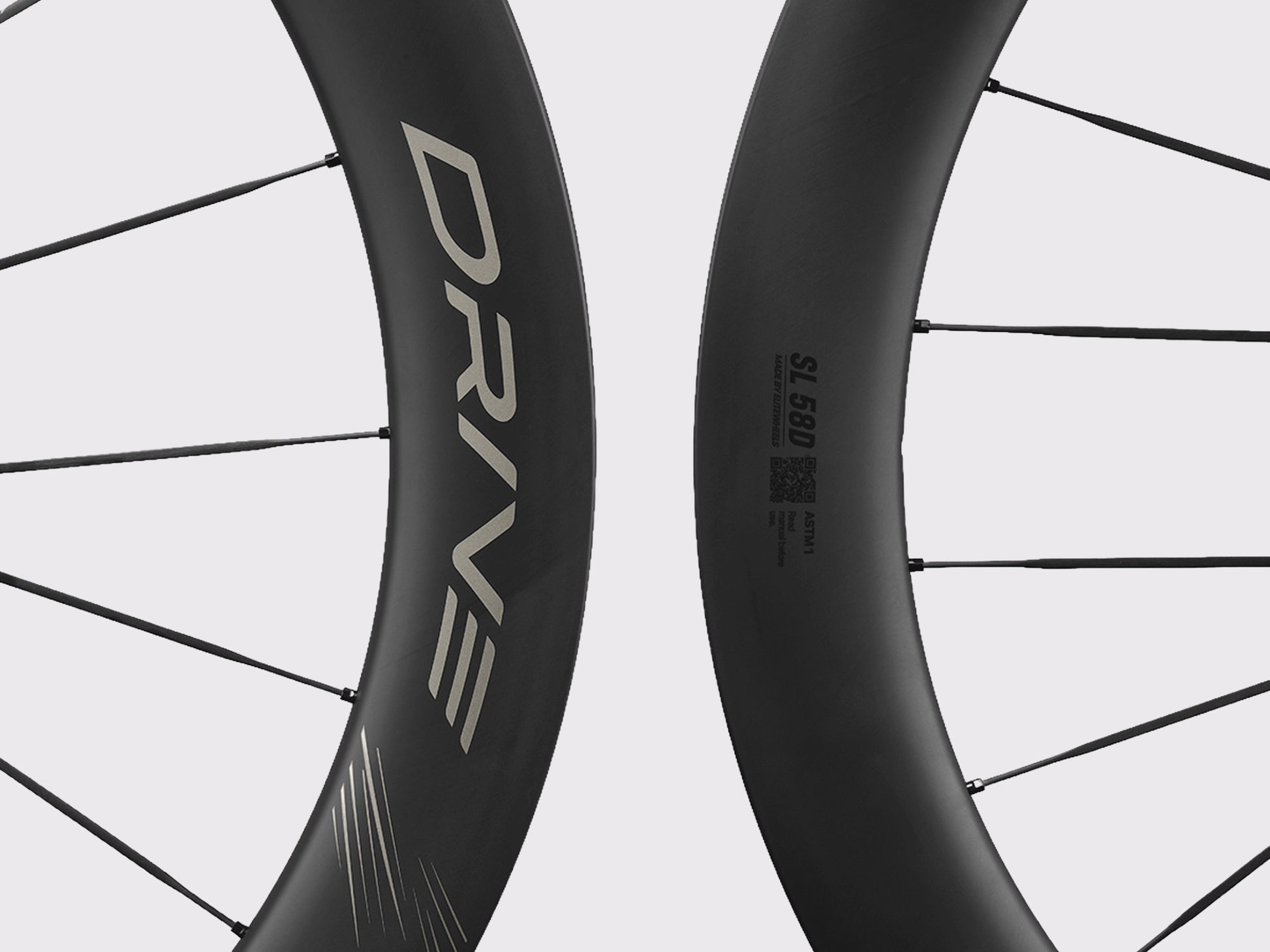 Gros plan jante carbone Elitewheels Drive SL 58D marquage or et rayons carbone (Or)